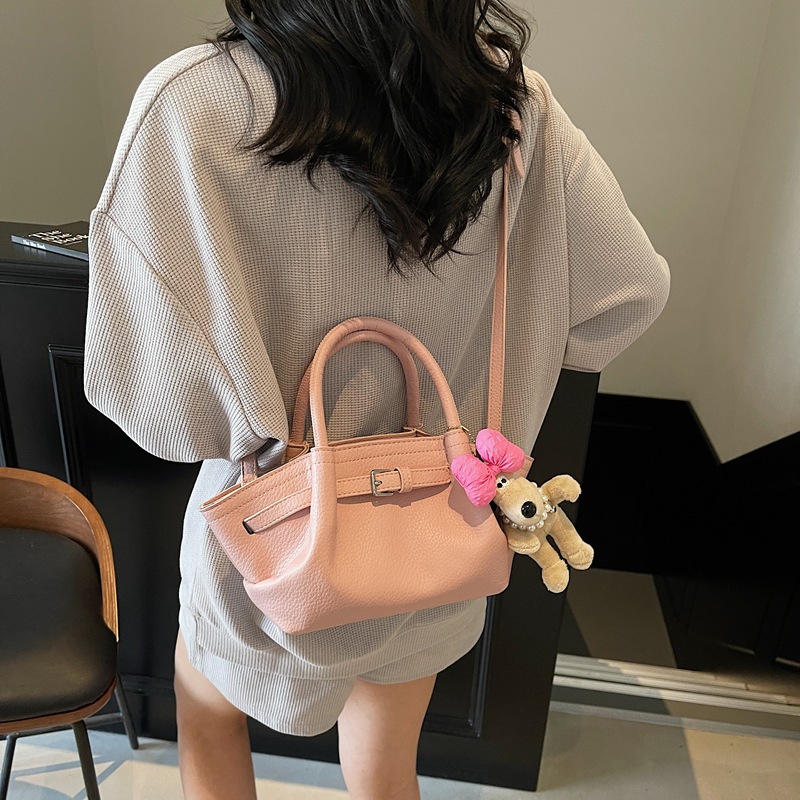 A niche casual and fashionable pleated hand-held bucket bag for 2025, a simple and versatile single-shoulder crossbody bag in a solid color Application Scenario