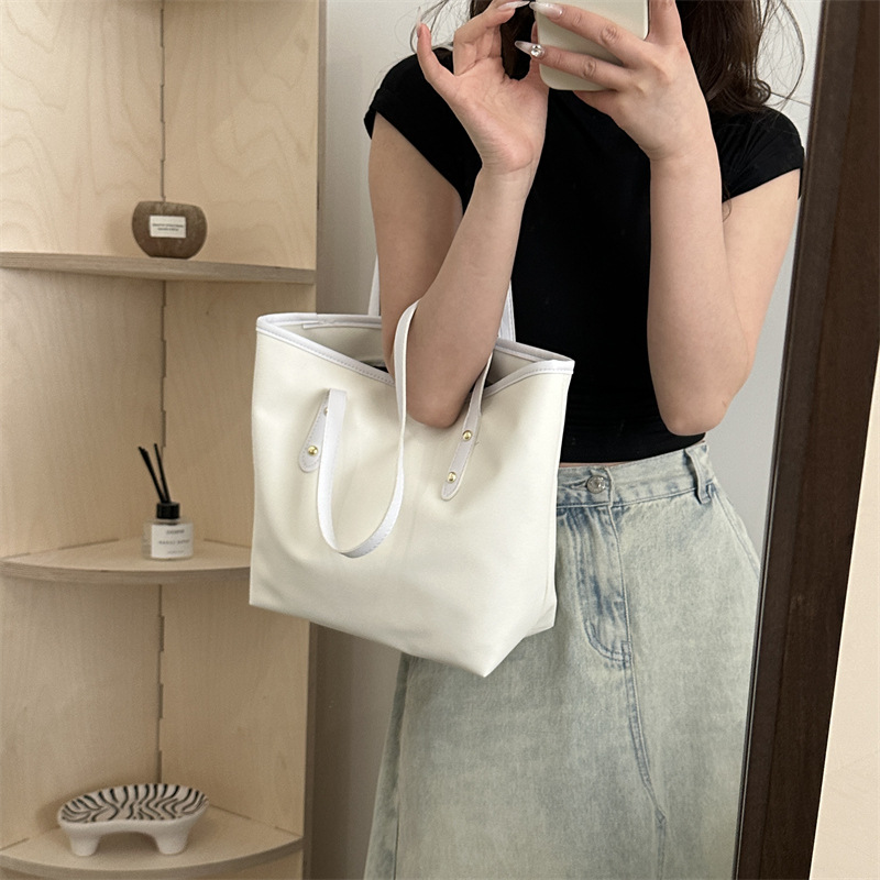 A retro texture, color-blocking large-capacity underarm tote bag for women, a new 2024 fashionable and niche single-shoulder commuter bag details Picture