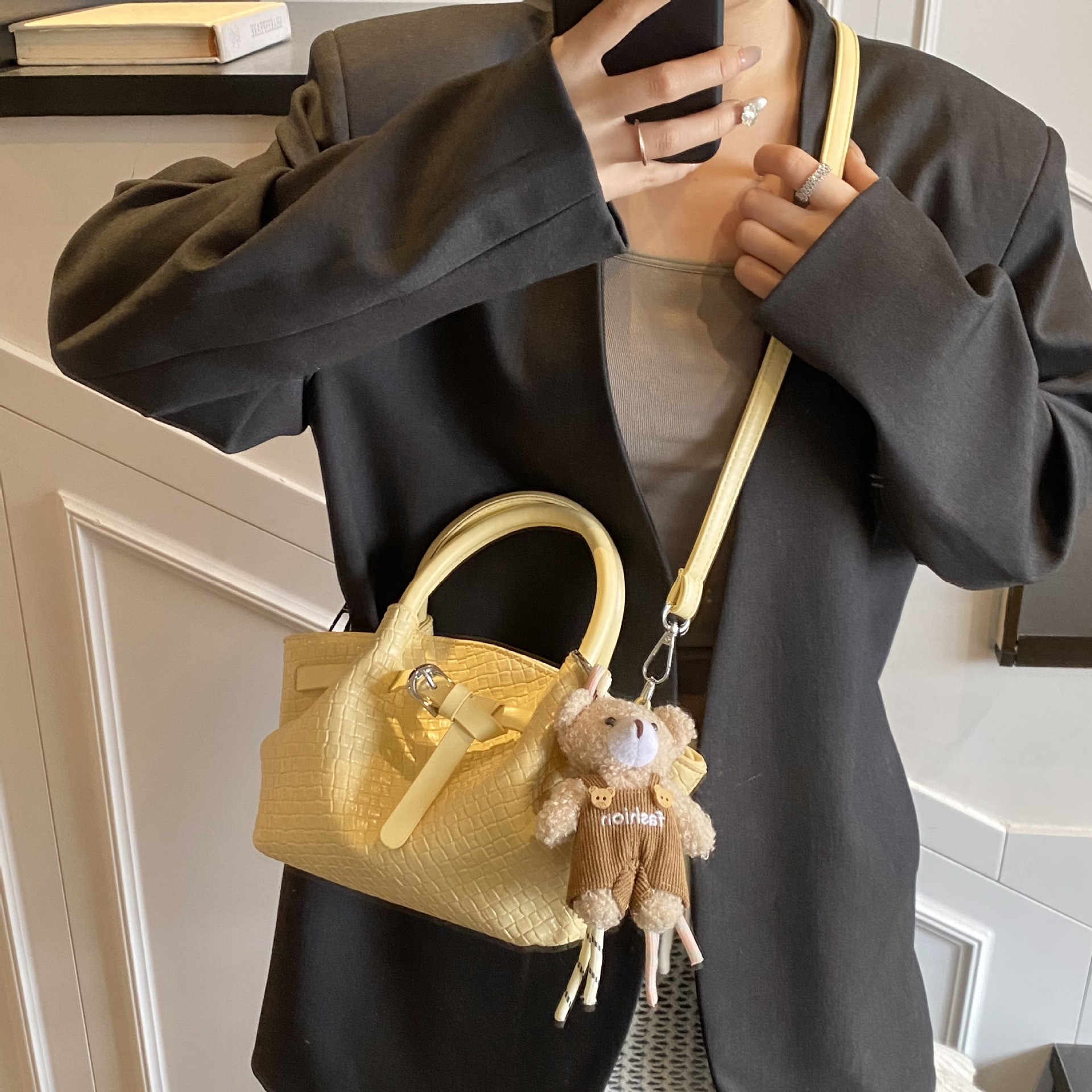 A new trendy hand-held woven bag for women in 2025, suitable for spring fashion, versatile and of high quality, featuring a vegetable basket crossbody bag details Picture