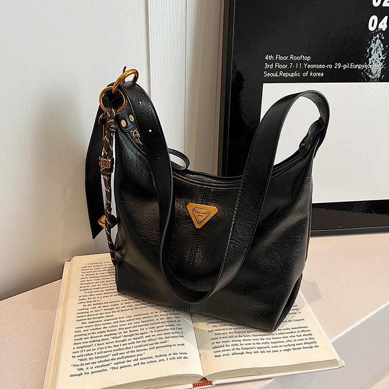 Large-capacity women's retro 2024 new casual and niche design single-shoulder crossbody bag, versatile commuting dumpling bag Specification drawing