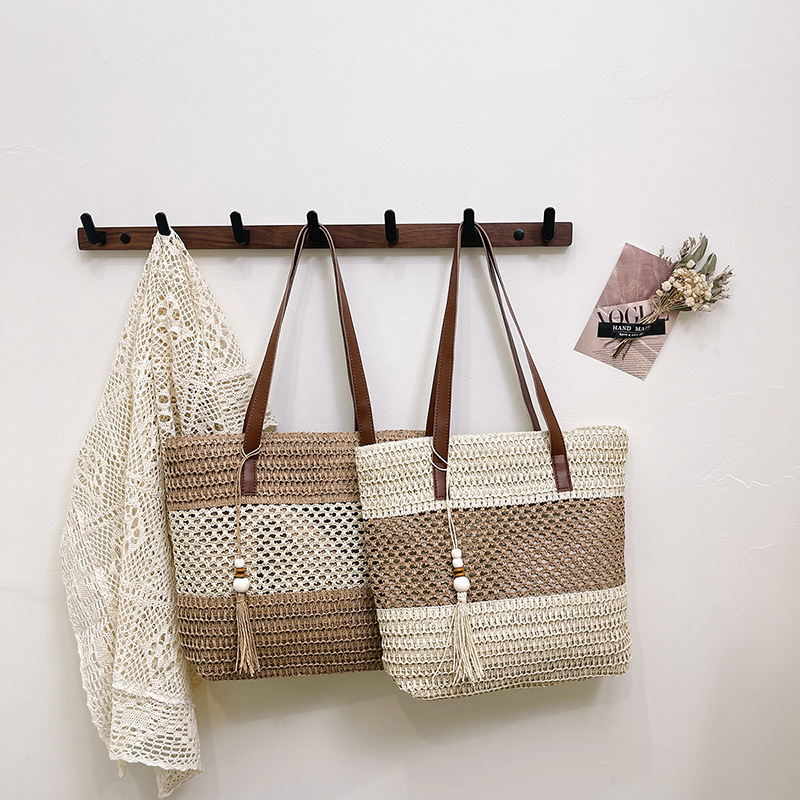 Cross-border seaside leisure and vacation woven bag, large-capacity elegant hand-held tote bag, fashionable color-blocking fringed single-shoulder bag Application Scenario