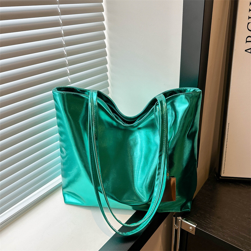 Trendy commuter bag 2024 Autumn New style Simple laser casual large-capacity personalized single-shoulder tote bag full figure