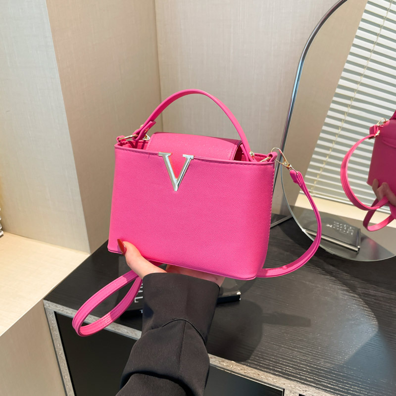 High-end lychee pattern handbag for summer 2025, solid color for commuting, fashionable V-shaped trendy single-shoulder crossbody women's bag full figure