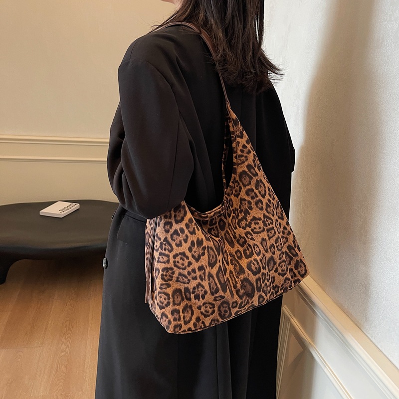 Retro and fashionable leopard print tote bag for women, Korean style trendy casual large-capacity single-shoulder bag, 2024 new versatile women's bag Application Scenario