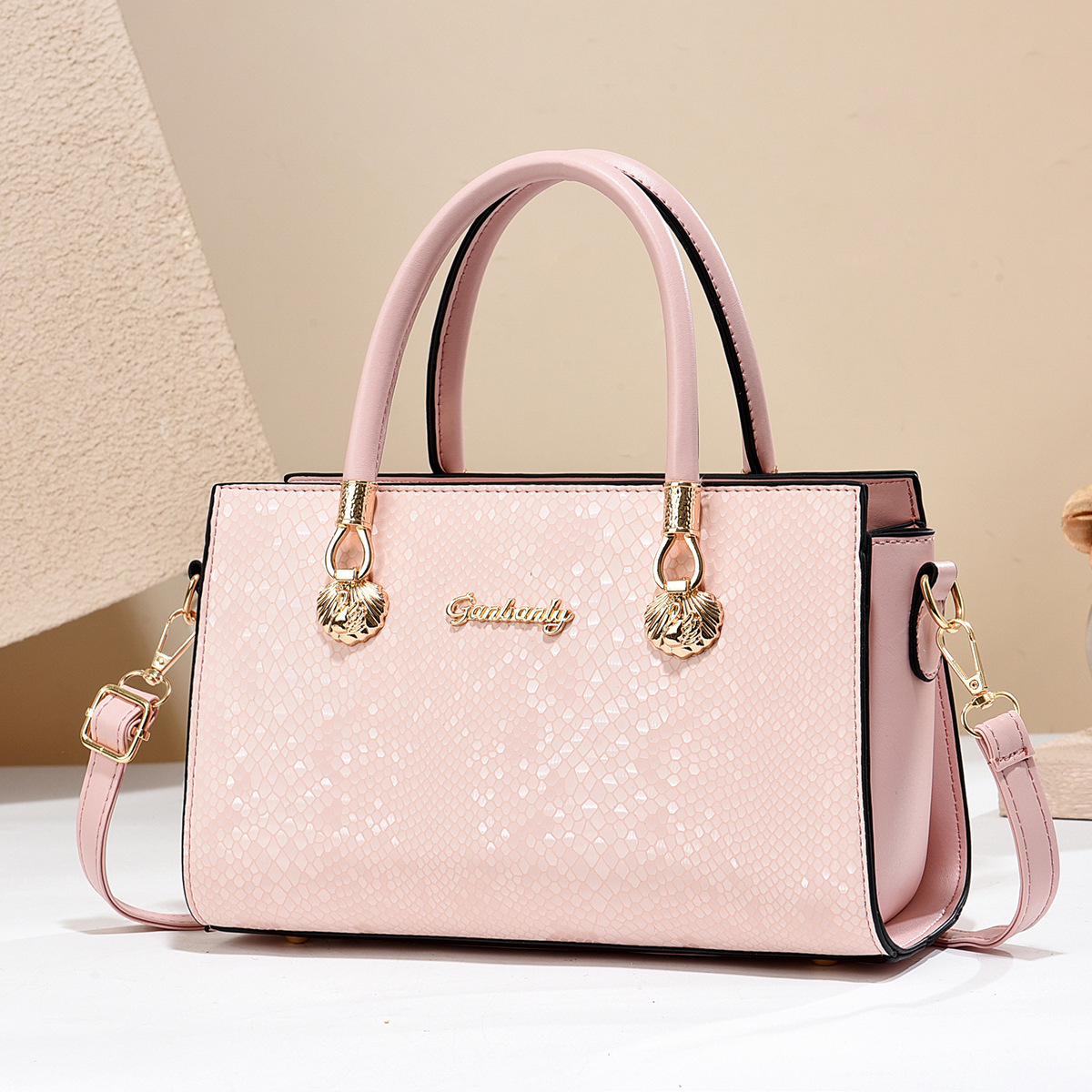 Black women's 2025 new style bag, a super popular women's fashion bestseller, a stylish crossbody bag, a mini Kelly bag details Picture