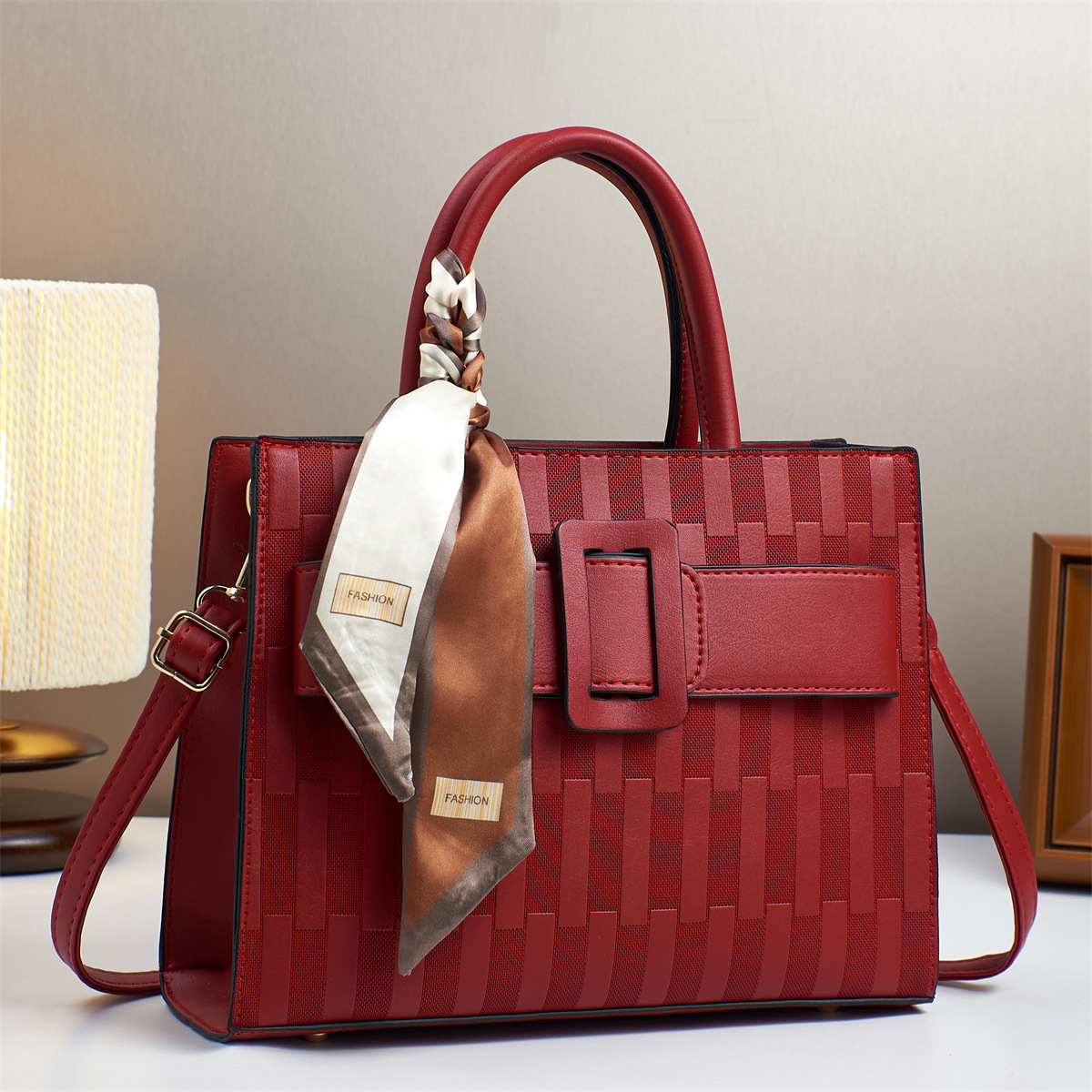 The 2025 new stylish embossed design tote bag with a high-end feel is a perfect cross-border single-shoulder bag for mom Application Scenario