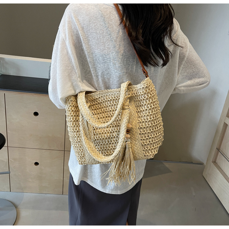 Seaside vacation laid-back style straw woven bag for women, 2025 new versatile large-capacity tote bag, beach single-shoulder crossbody bag Application Scenario