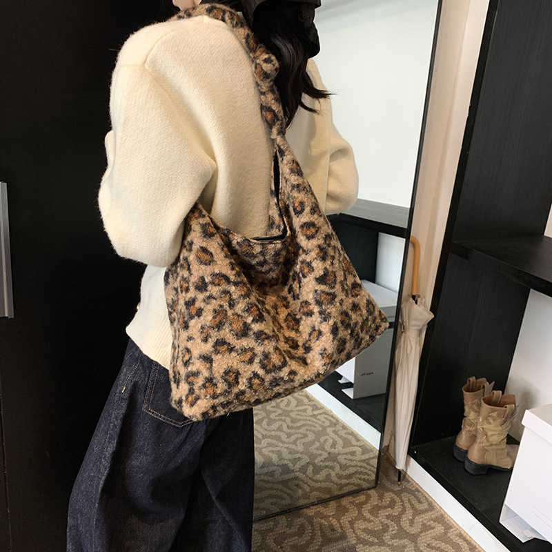 Leopard print canvas bag for women, large capacity 2024 new casual crossbody shopping bag, versatile tote bag for school and commuting Application Scenario