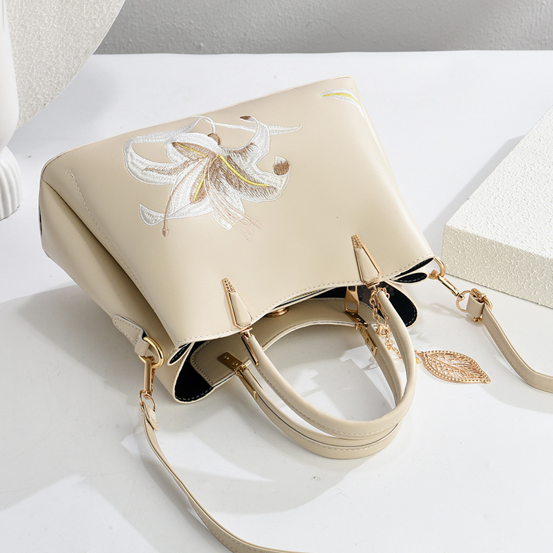 Light luxury and grand Chinese-style embroidered women's handbag, 2025 new large-capacity single-shoulder bag for middle-aged mothers details Picture