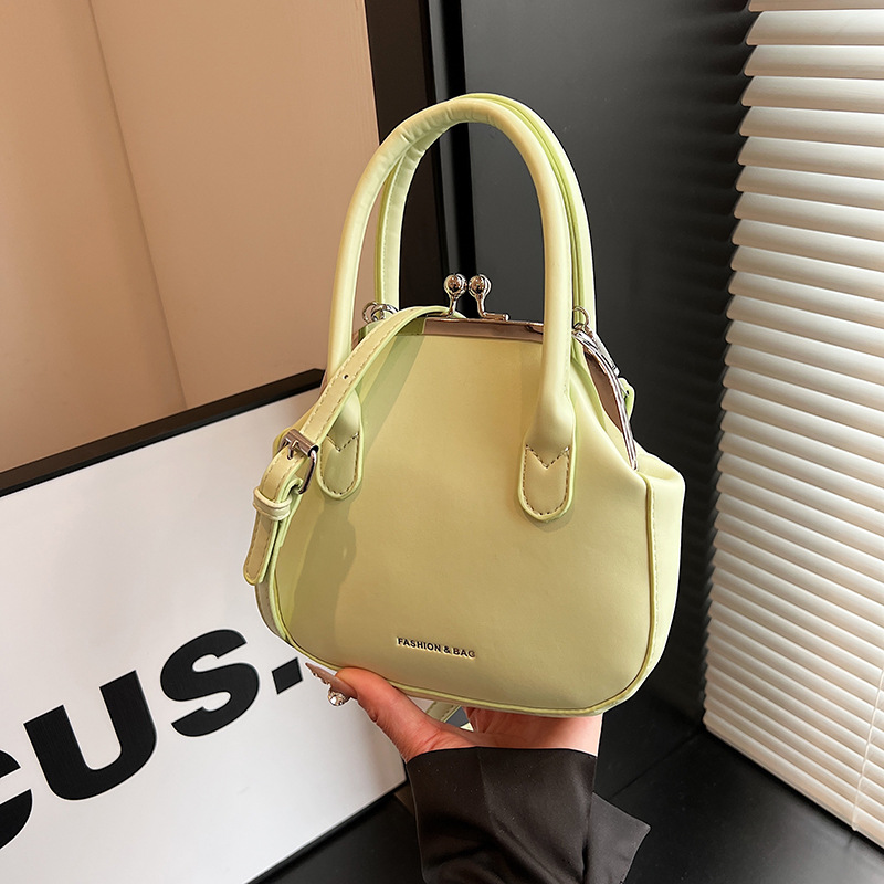 A new 2024 Korean-style niche design single-shoulder hand-carry bucket bag for women, a versatile and casual crossbody shell bag details Picture