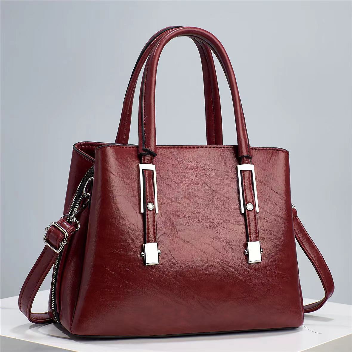 A best-selling women's bag, a middle-aged single-shoulder crossbody bag with a stylish retro pattern and versatile design. It's a new summer 2023 fashion handbag Specification drawing
