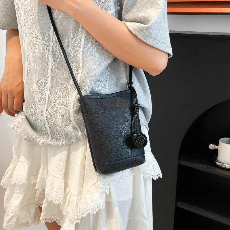 "Little Bag Women 2025 New Style Women's Bag, casual and fashionable single-shoulder crossbody bag, women's cool solid color small square bag, mobile phone bag. Specification drawing