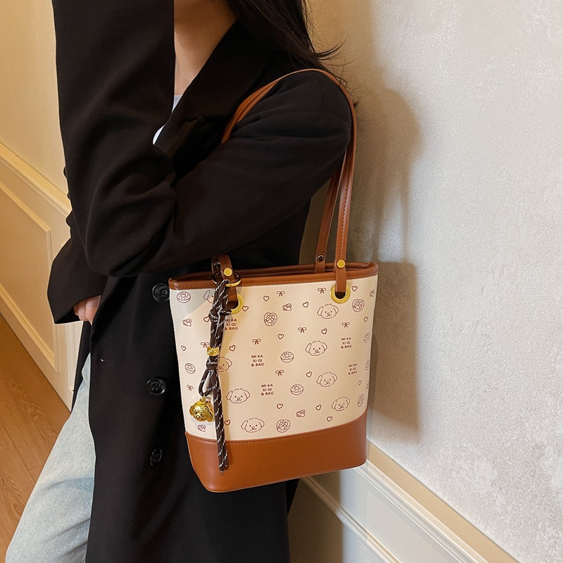 Large-capacity commuting bag for women, 2025 new trendy Korean-style tote bag, versatile and casual single-shoulder bucket bag Application Scenario