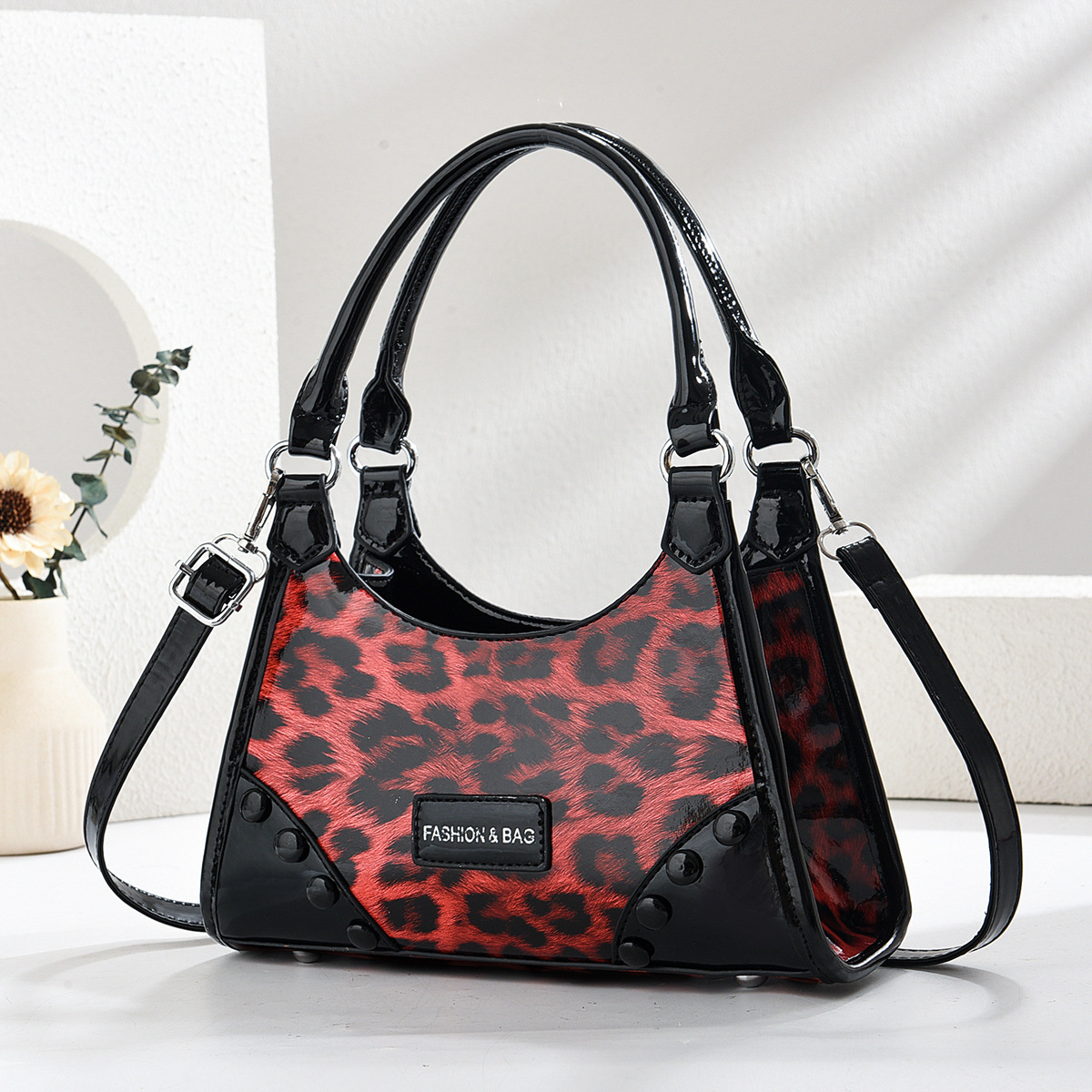 This year, the trend is to introduce new, fresh and fashionable small bags for women. These are leopard print crossbody, underarm bags, and hand-held shoulder bags Specification drawing