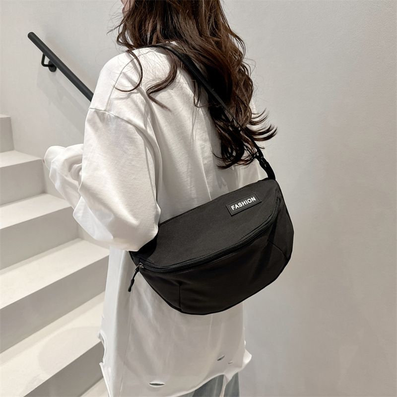 This is a versatile and high-end off-the-shelf crossbody bag for ladies in 2025, featuring a large capacity saddle bag Specification drawing