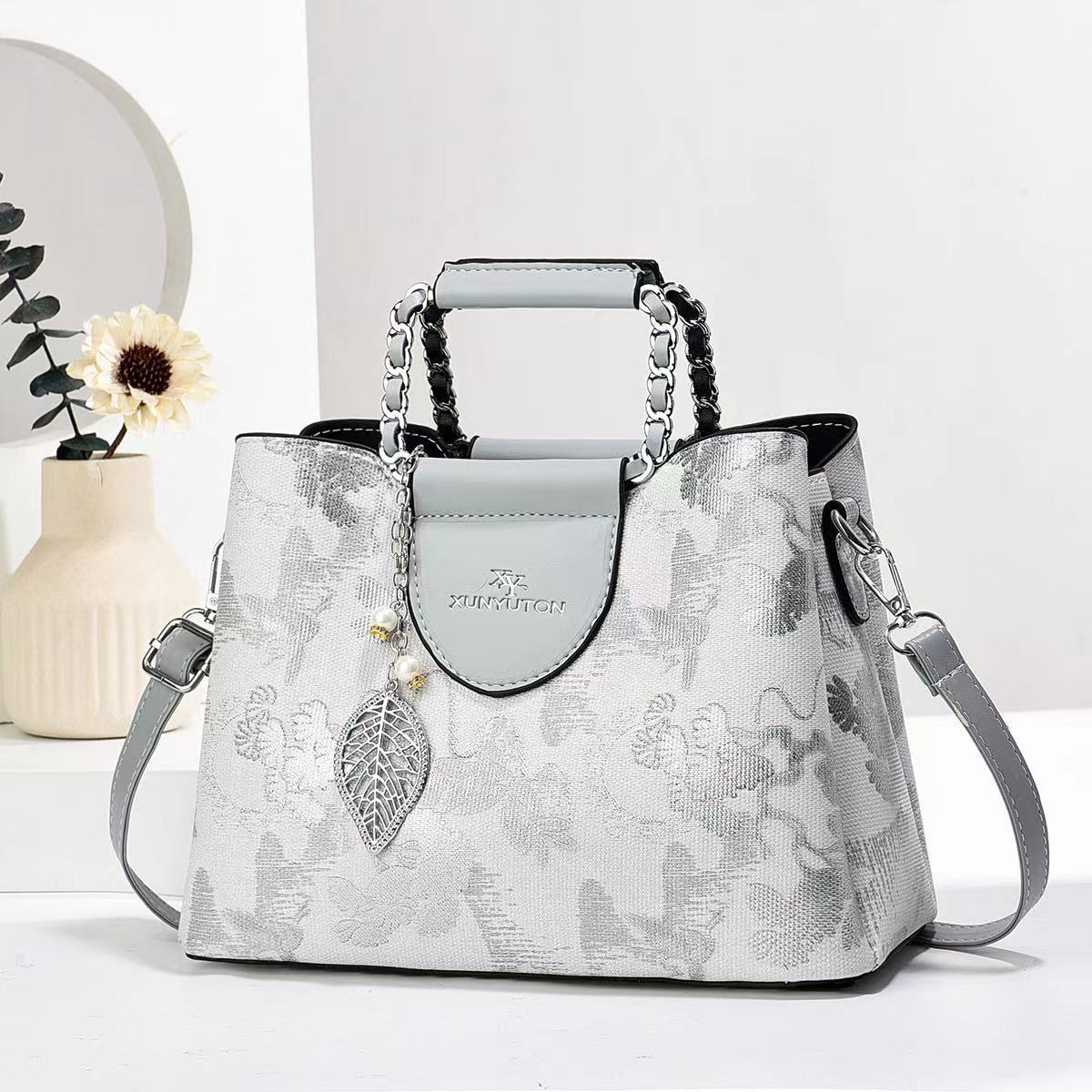 New Chinese-style embroidery mom bag, embroidered women's bag, fashionable hand-held women's bag, large-capacity single-shoulder crossbody bag, hand-held women full figure