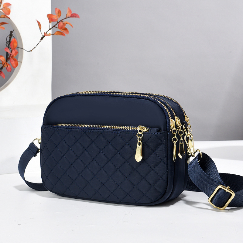 The new 2025 diamond-shaped mini crossbody single-shoulder women's mobile phone bag is a fashionable and trendy sports bag for women details Picture