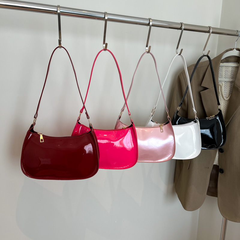 Retro, casual and simple single-shoulder underarm bag, patent leather, fashionable and trendy 2025 summer new large-capacity shiny bread bag Application Scenario