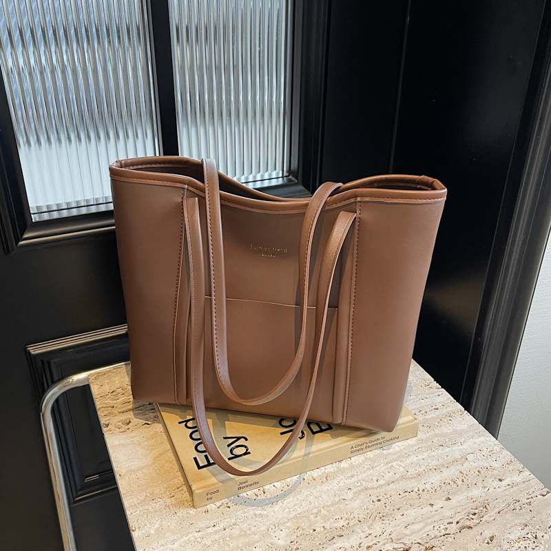 The high-end 2024 new stylish commuter large bag tote bag is simple, niche, trendy and casual, with a single shoulder under the armpits details Picture