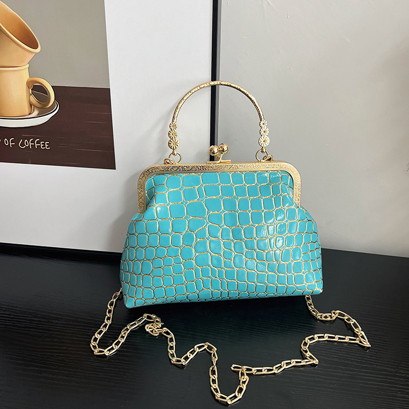 This is a rare and high-quality handbag for women. It features a new style of fashionable lapel bag with crocodile pattern chain and is a single-shoulder crossbody bag full figure