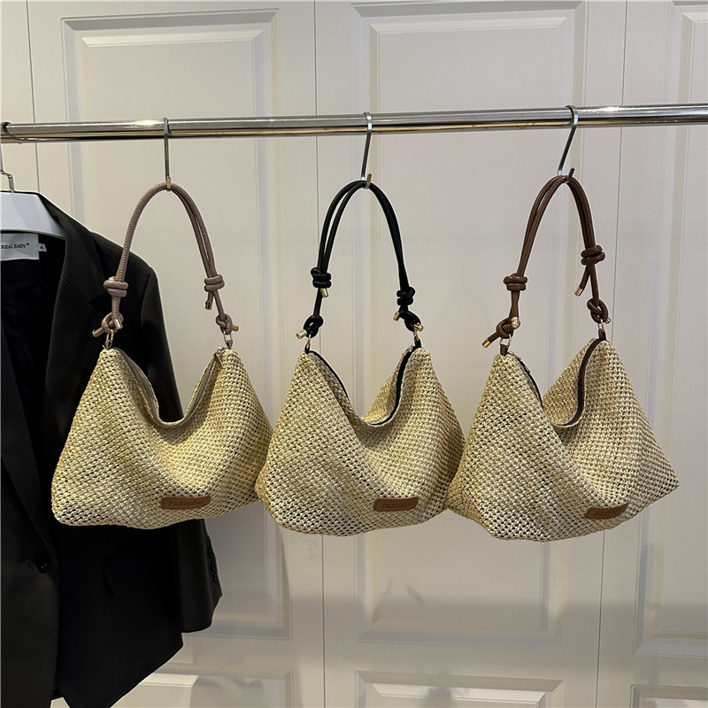 New large-capacity woven handbag for women, 2025 summer seaside vacation straw woven bag, single-shoulder tote bag Application Scenario