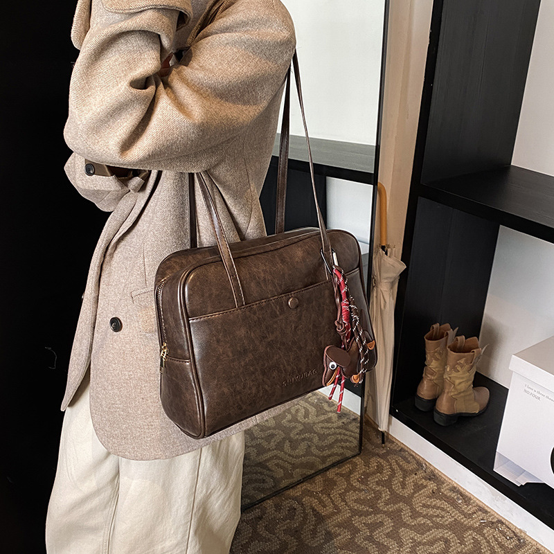 Maillard Women's 2024 new style high-end retro versatile shoulder bag, large capacity hand-held bag, commuting bag Application Scenario
