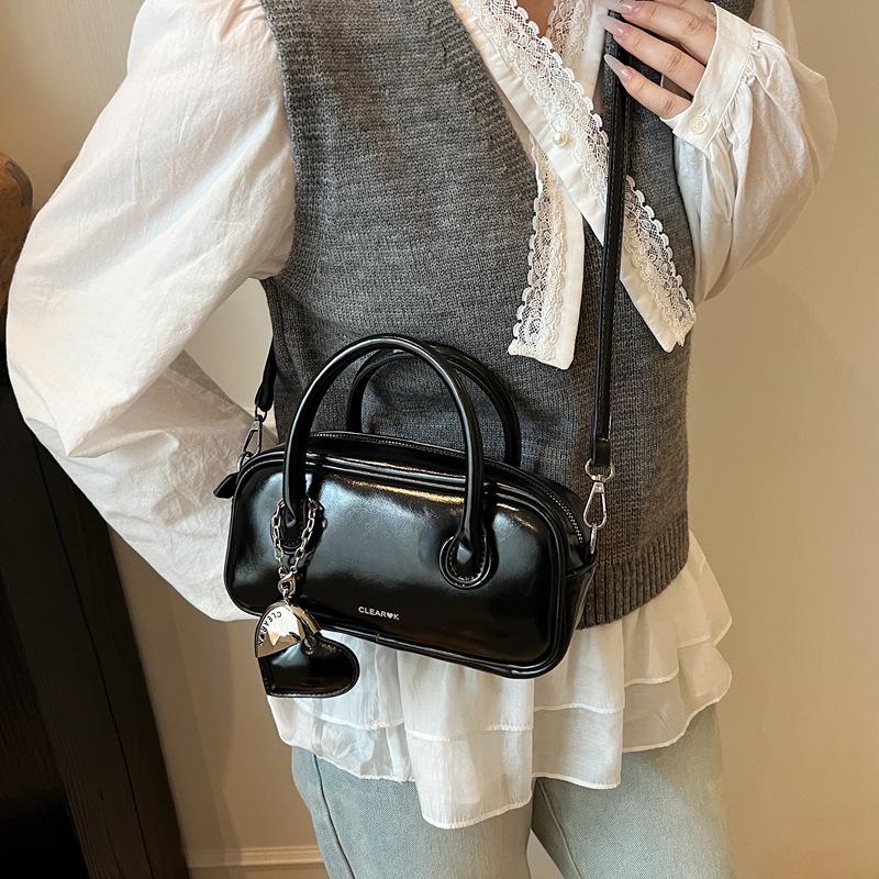 Cross-border high-end quality trendy hand-held bowling bag for women 2025 New Korean style fashionable and niche single-shoulder crossbody bag Application Scenario