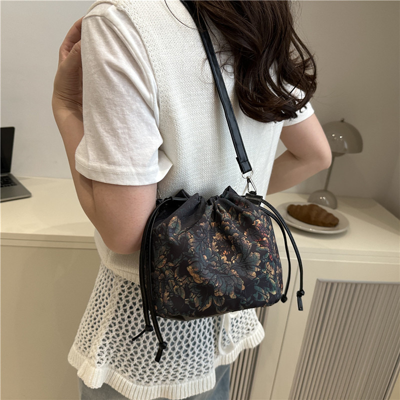 2025 New style coin purse, new Chinese-style pleated bag, hand-held crossbody drawstring bag, lucky bag, mobile phone portable bag Specification drawing