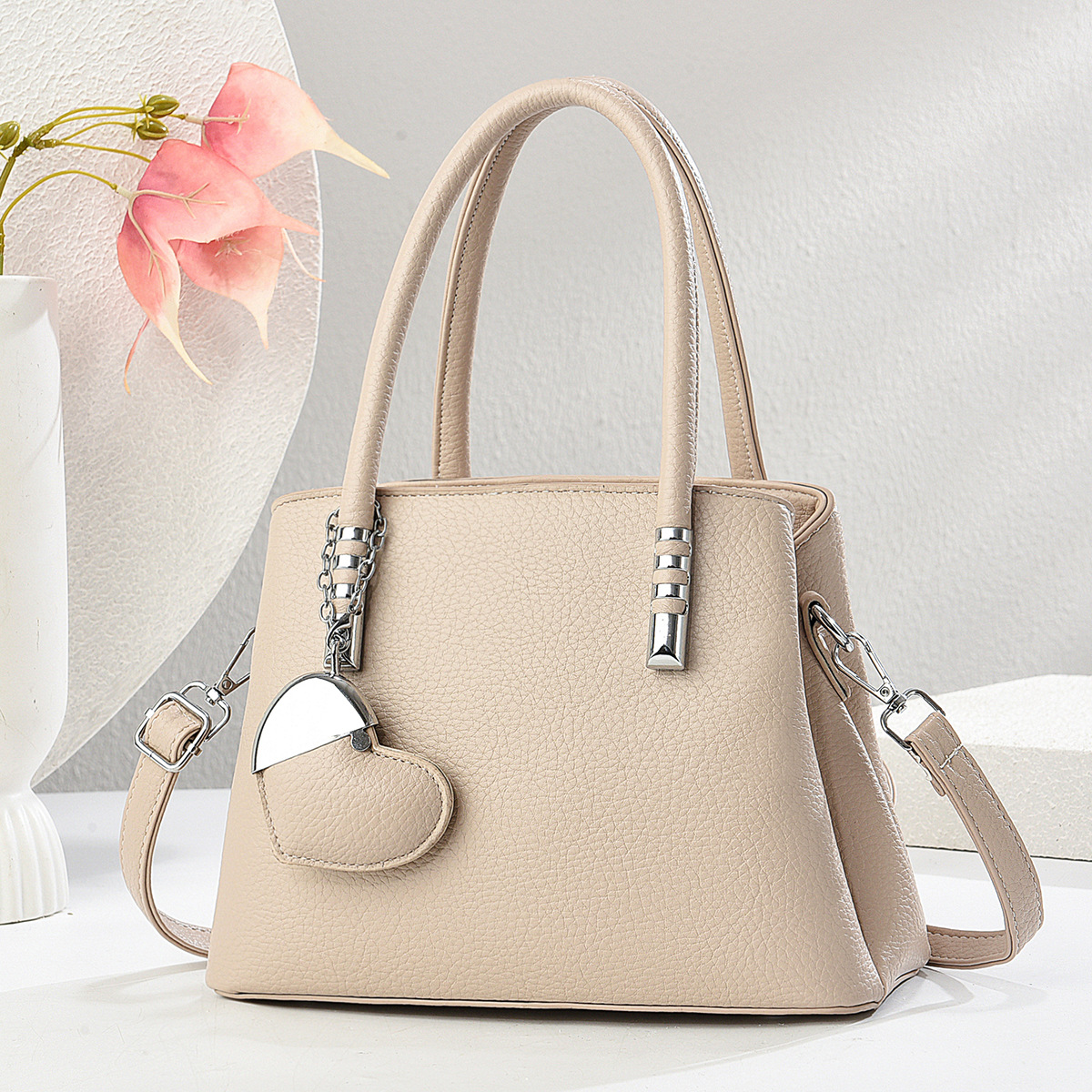 High-end heart-shaped decoration 2025 new stylish, simple and large-capacity handbag, versatile single-shoulder crossbody bag Application Scenario