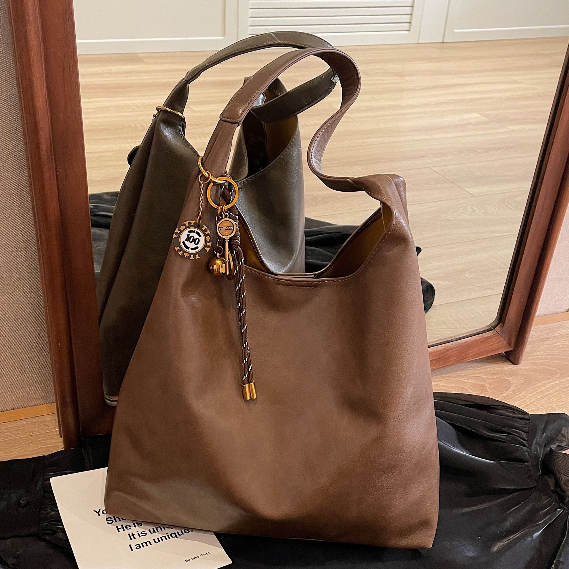 Retro work commuting bag for women, large-capacity 2024 new winter versatile casual single-shoulder shopping bag tote bag Application Scenario