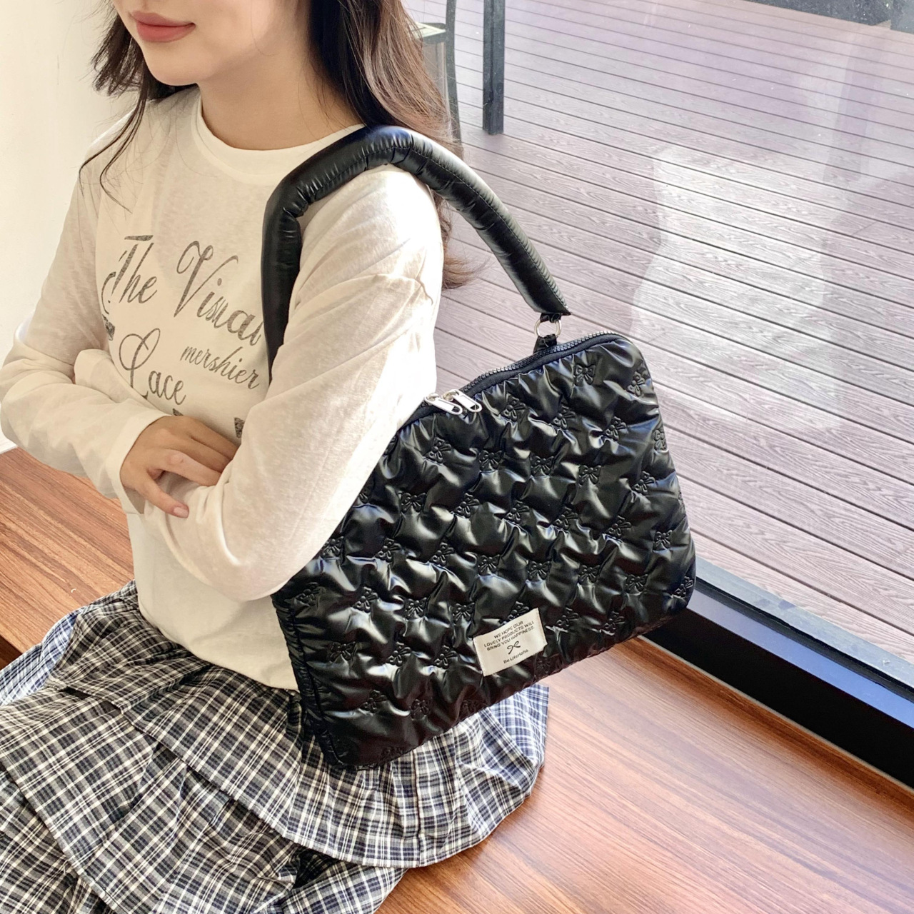 Cross-border fashion handbag, shoulder and armpit cotton jacket bag, women's bag 2024 new style casual tote bag, tablet computer bag Application Scenario