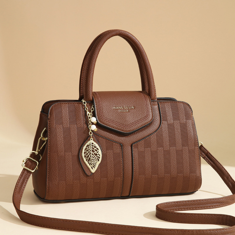 Embossed large-capacity Boston hand-held women's bag, a fashionable and trendy women's bag for 2025, a new soft leather single-shoulder bag with a high-quality texture full figure
