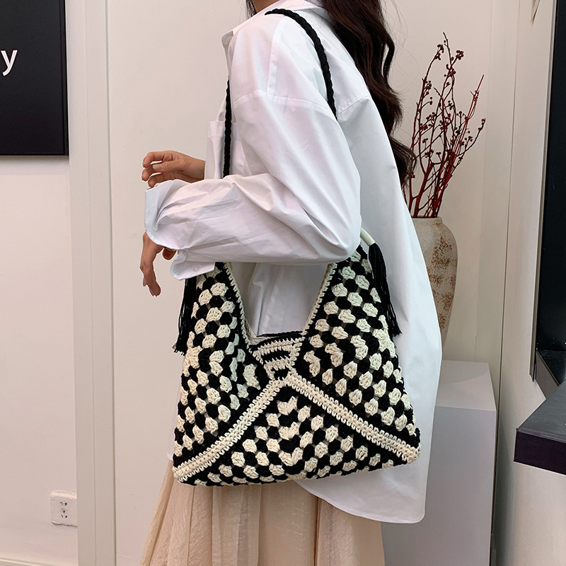 Large-capacity woven bag for women, 2025 new style seaside vacation straw woven bag, casual and versatile commuting single-shoulder tote bag Application Scenario
