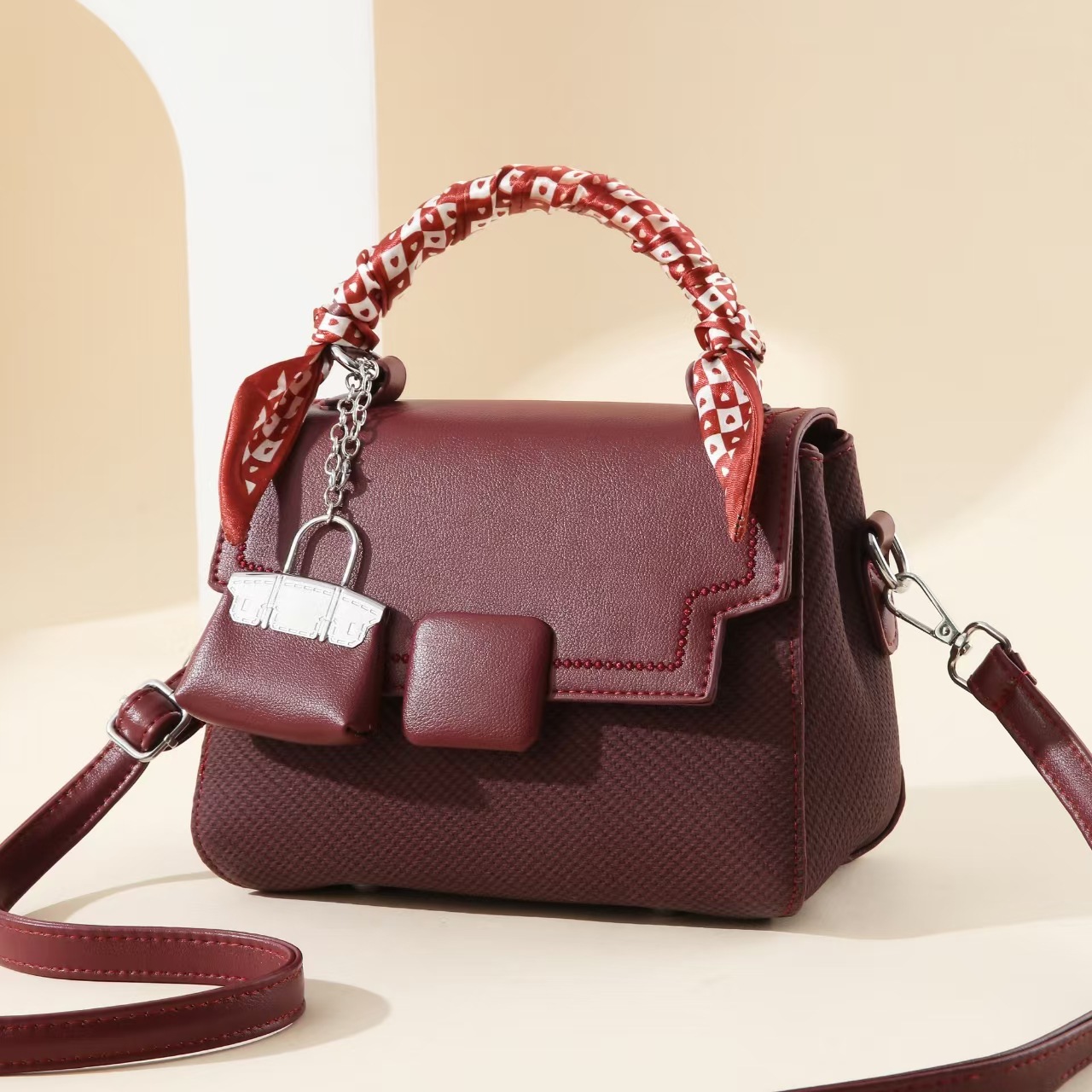 The new 2025 stylish and trendy small square bag for women is a versatile and popular single-shoulder solid color simple crossbody bag Specification drawing