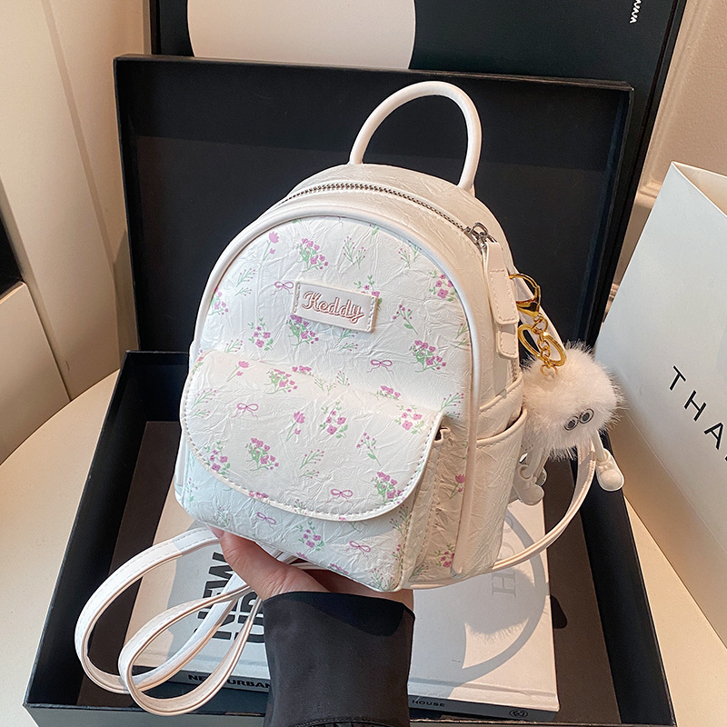 This is a new summer model of a lady's small backpack for students' commuting. It is a high-end and versatile backpack with a sweet Japanese style full figure