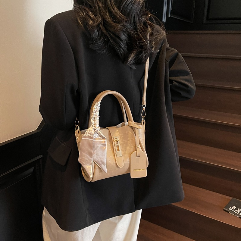 2025 New trend, high-end texture, niche design hand-held bucket bag, women's retro stone-patterned single-shoulder crossbody bag Application Scenario