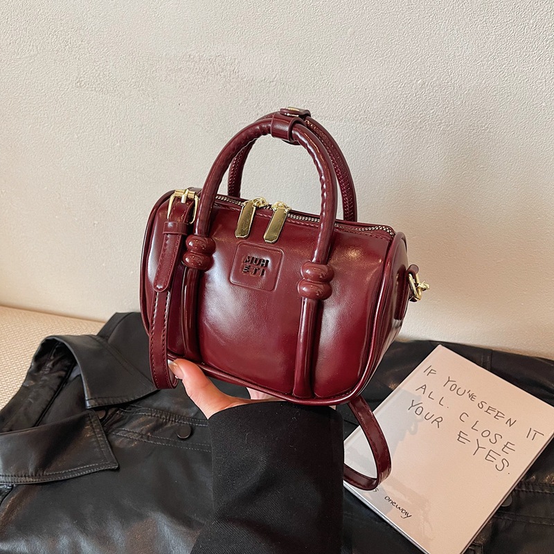 A stylish and casual single-shoulder bag from 2025, a trendy and versatile Korean style with a high-end feel, a small square bag and a simple crossbody bag details Picture