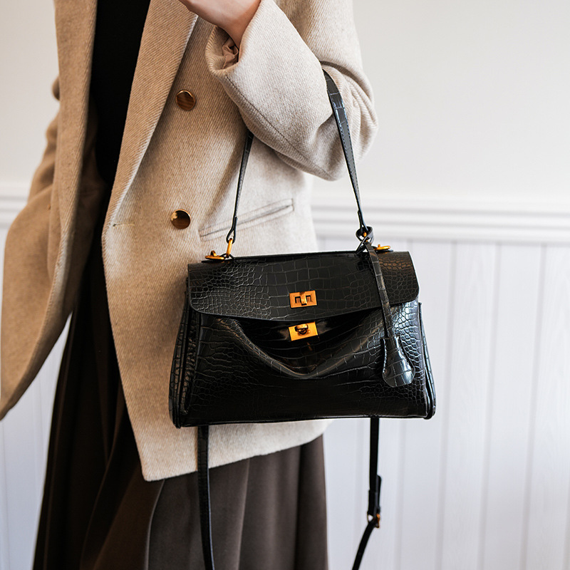 The 2024 new versatile and fashionable handbag for women, a large-capacity commuter tote bag with a relaxed feel, and a single-shoulder crossbody bag Specification drawing