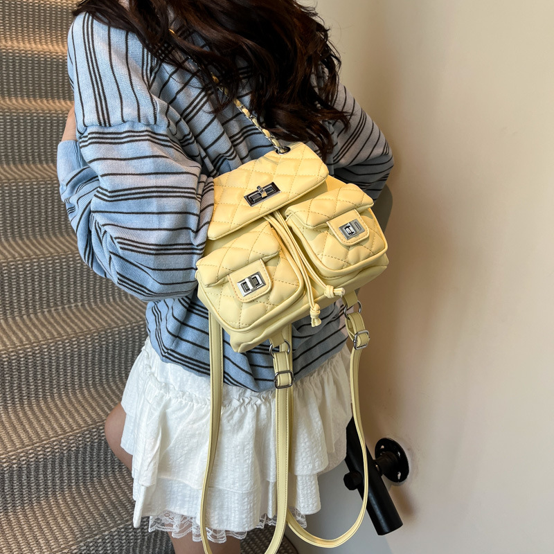 Diamond-patterned embroidered thread handbag for women, 2025 new summer mini schoolbag, casual travel backpack, versatile backpack Application Scenario