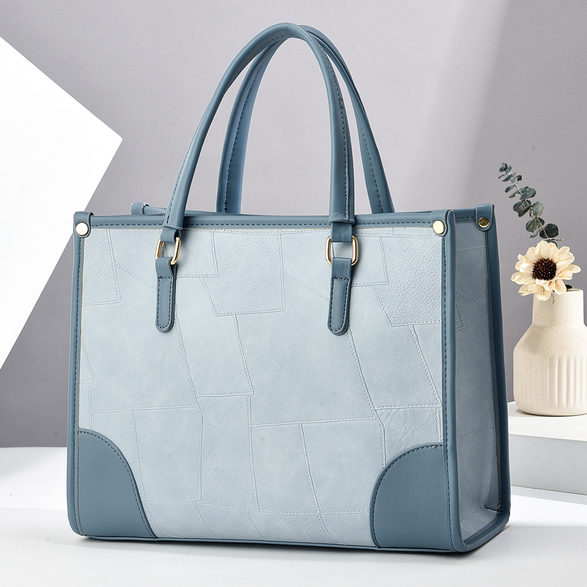 A large capacity women's 2025 new casual and versatile single-shoulder bag, a college student's class bag, and a commuter tote bag full figure