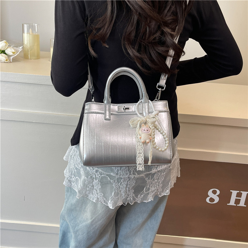 A simple, casual and niche design handbag for women in 2025, a trendy and fashionable single-shoulder bag with a high-end quality crossbody bag Application Scenario