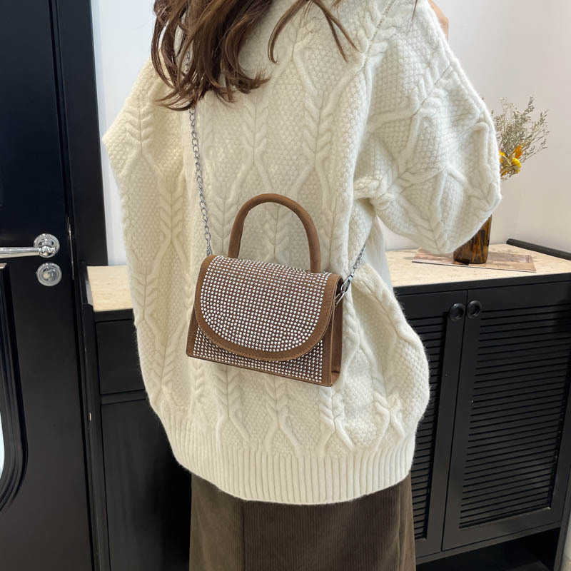 Retro and trendy handbag for women, 2024 new style, stylish and trendy bag, single-shoulder bag, personalized diamond chain small bag Application Scenario