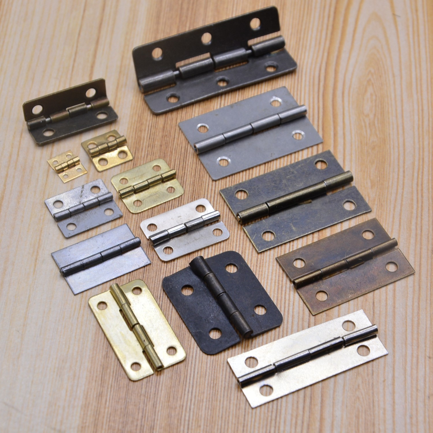 We have small hinge packaging boxes in stock, 1-inch iron electroplated hinges, and various sizes of iron hinges full figure