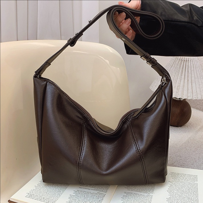 A trendy and niche single-shoulder underarm bag for women in 2025, a new casual soft dumpling bag, simple and versatile crossbody bag full figure