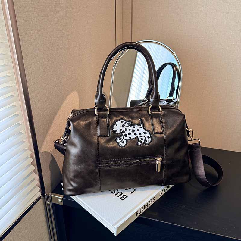 A large-capacity crossbody bag for women, a new 2024 trendy retro wide shoulder strap tote bag, a versatile commuting briefcase details Picture