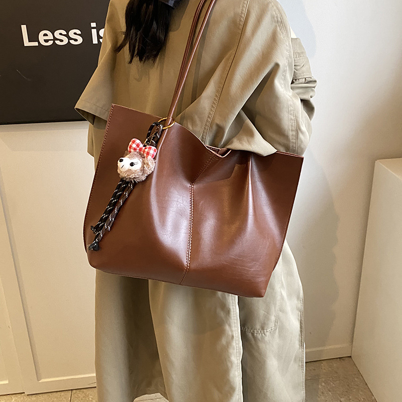 Large-capacity casual underarm bag 2024 new style simple and versatile single-shoulder shopping bag for work and commuting tote bag Application Scenario