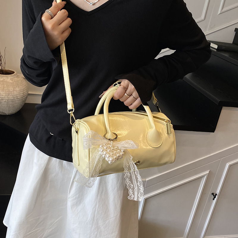 This is a trendy Boston handbag designed for women in 2025. It is a simple and versatile solid color single-shoulder crossbody bag for summer Specification drawing