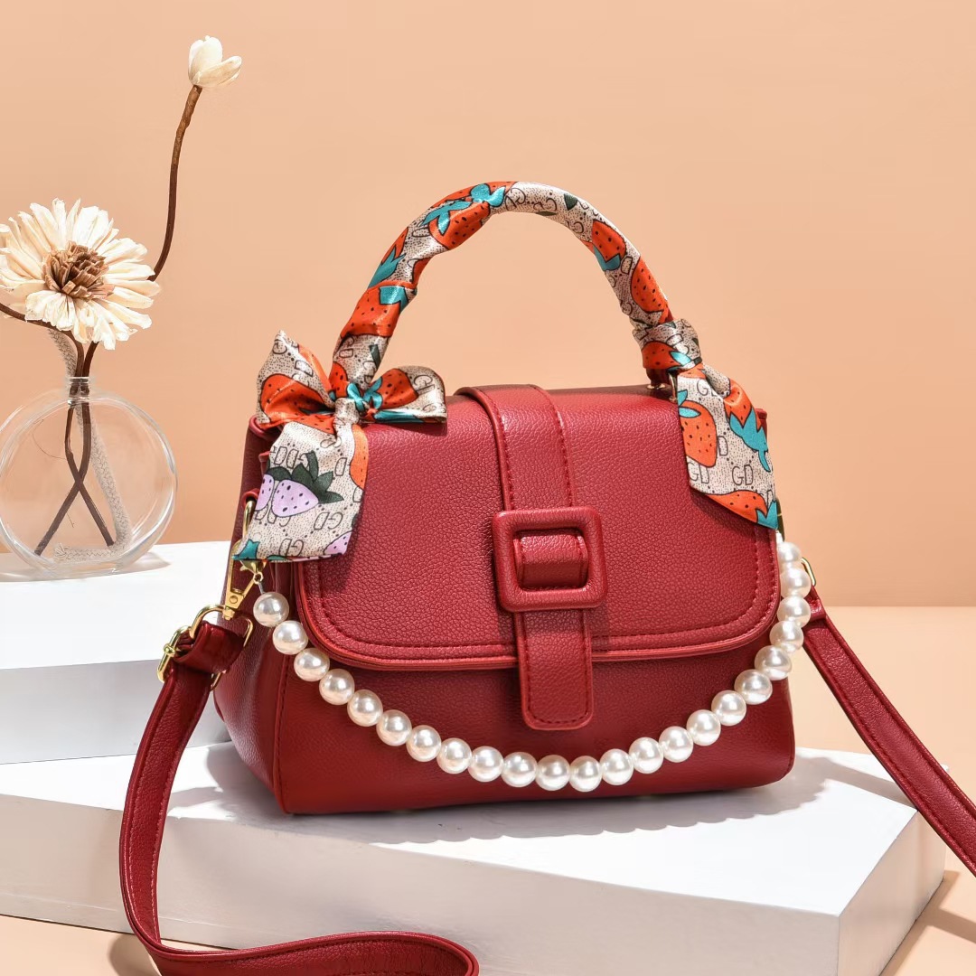 Wholesale of new European and American trendy and fashionable women's bags, simple and elegant square bags, and single-shoulder handbags Application Scenario