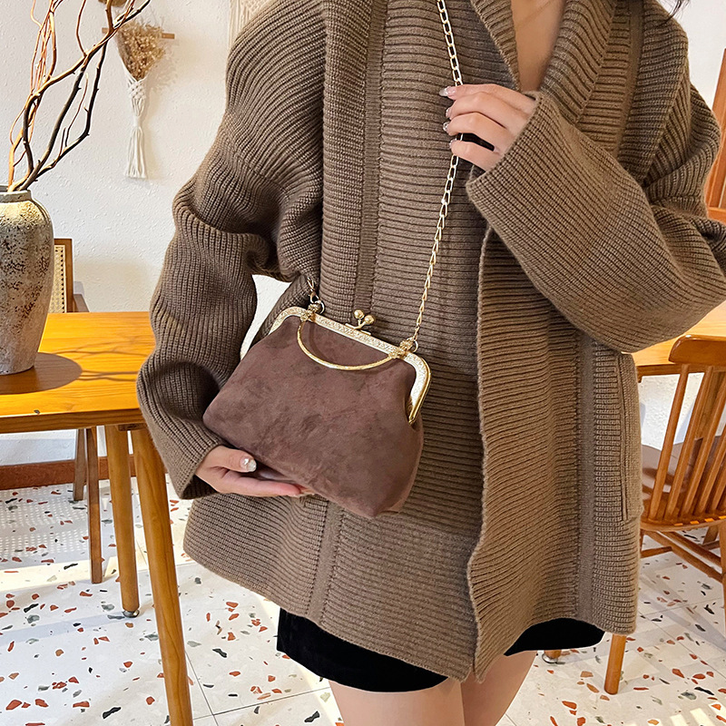The textured metal handbag is a popular retro and fashionable leopard print single-shoulder bag and chain crossbody bag for women in the autumn of 2024 Specification drawing