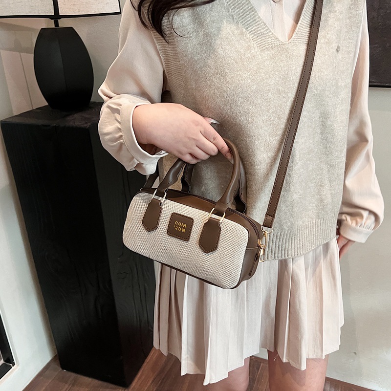 A niche color-blocking bowling bag for women, a new 2025 high-end canvas handbag, a retro single-shoulder crossbody bag details Picture